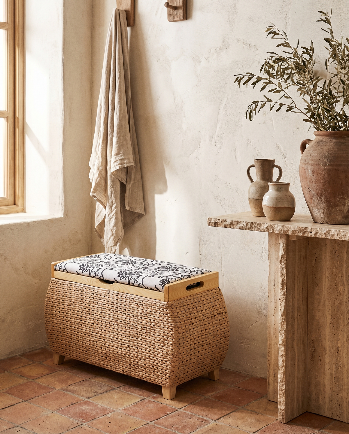 Tabouret coffre en rotin en situation dans un intérieur