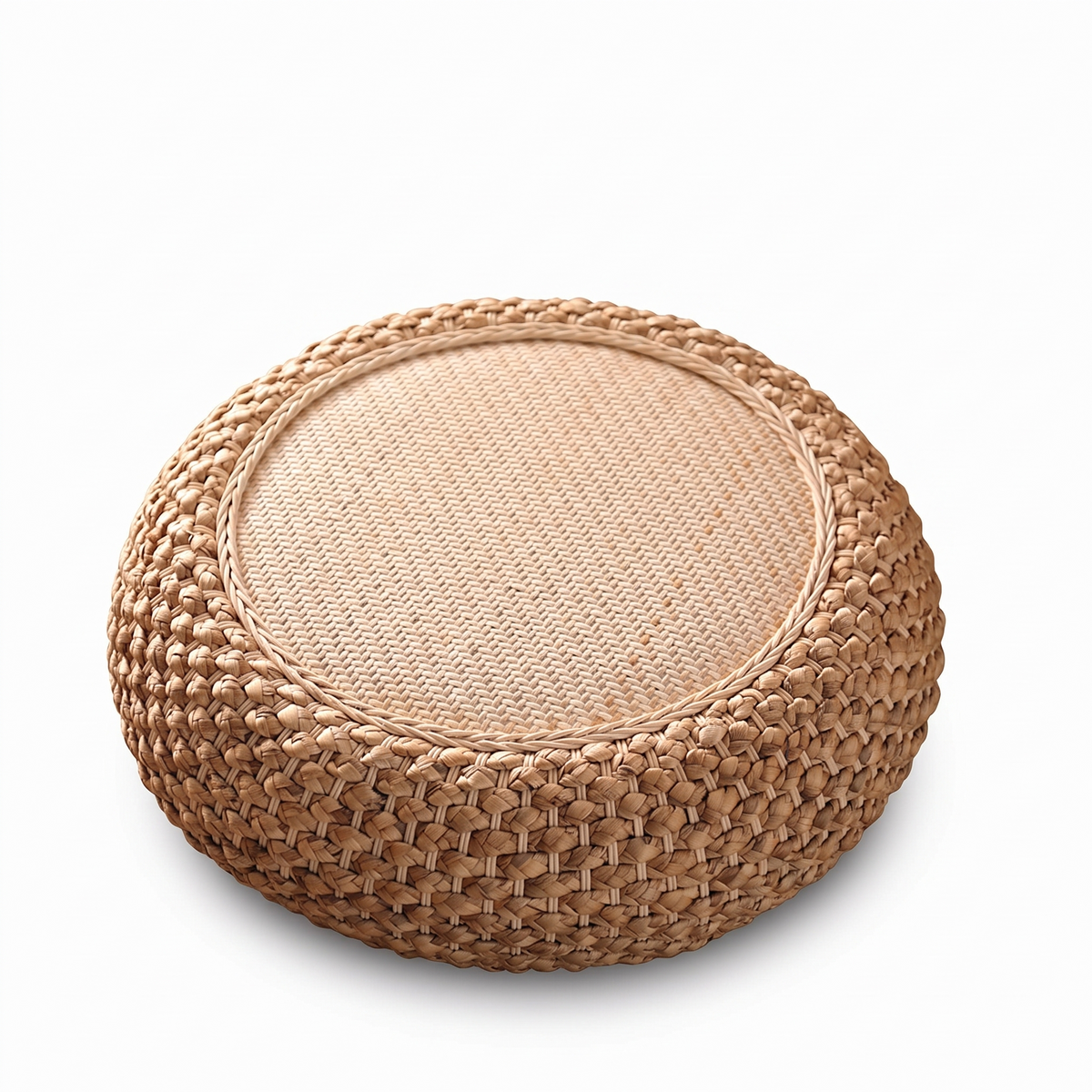 Pouf en rotin sur fond blanc