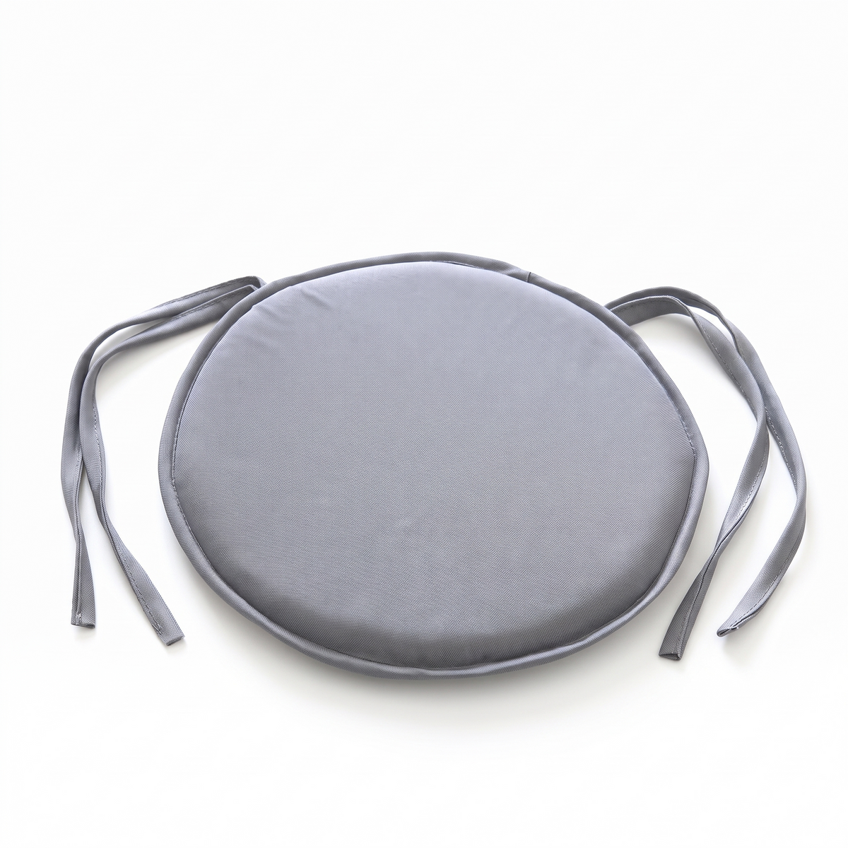 Coussin de chaise rond à lacets sur fond blanc