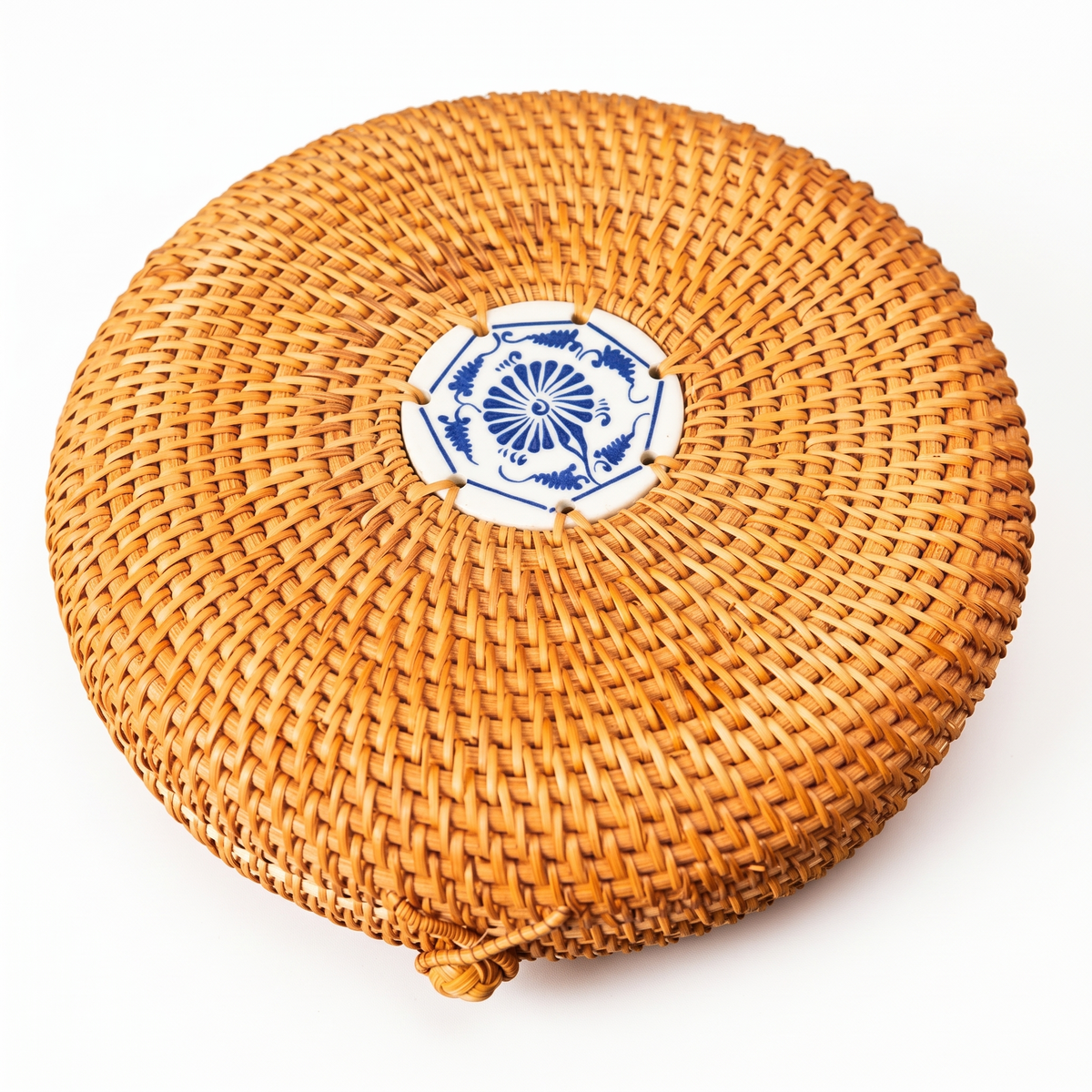 Boîte à bijoux ronde en rotin tressé sur fond blanc
