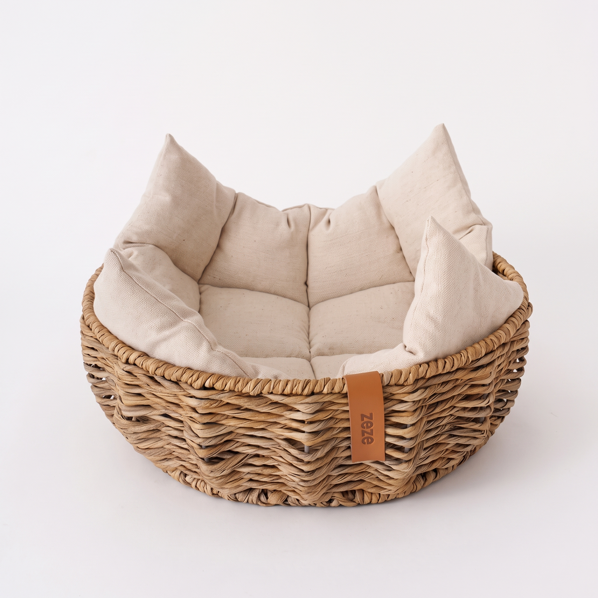 Panier pour chien en osier sur fond blanc
