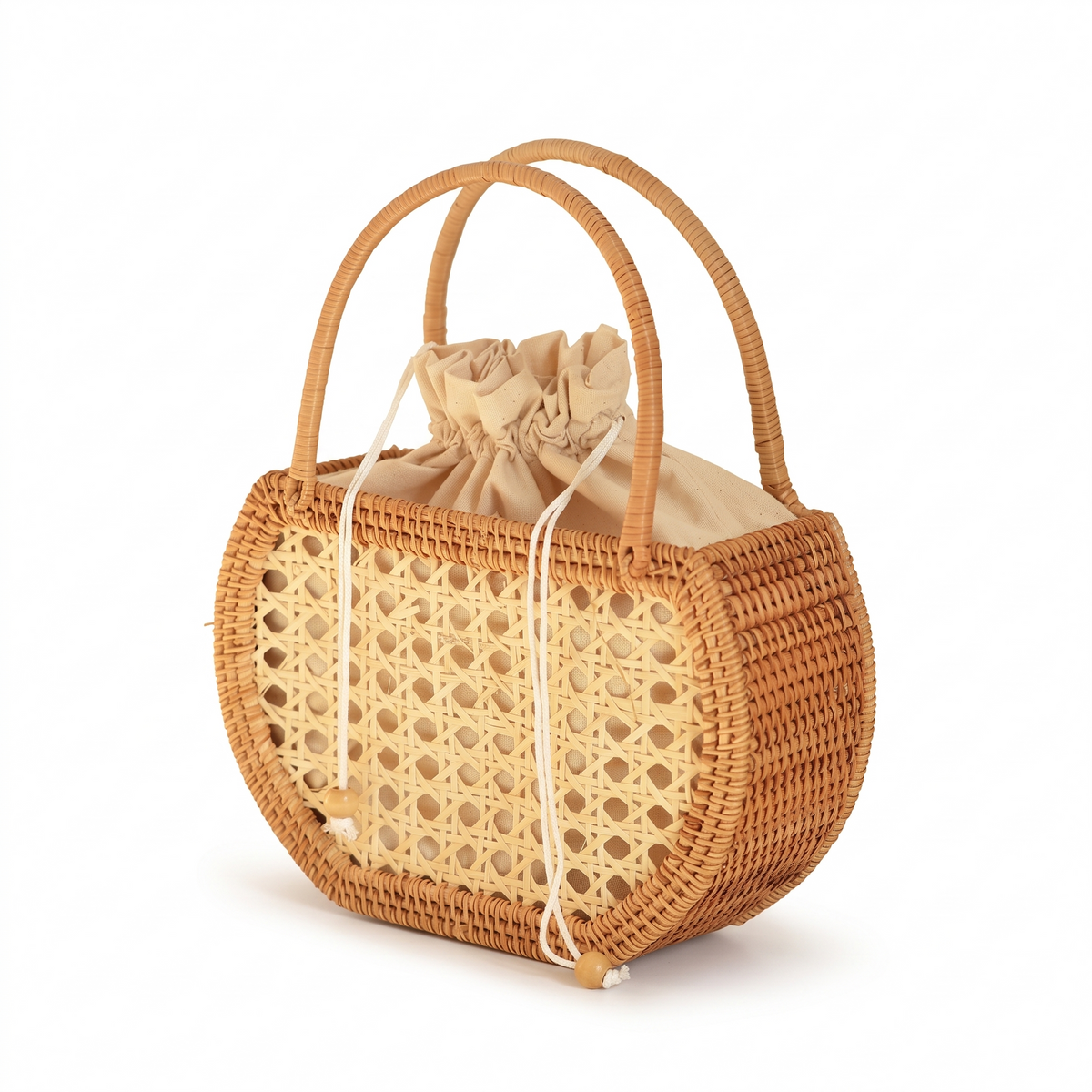 Panier de pique-nique en rotin sur fond blanc