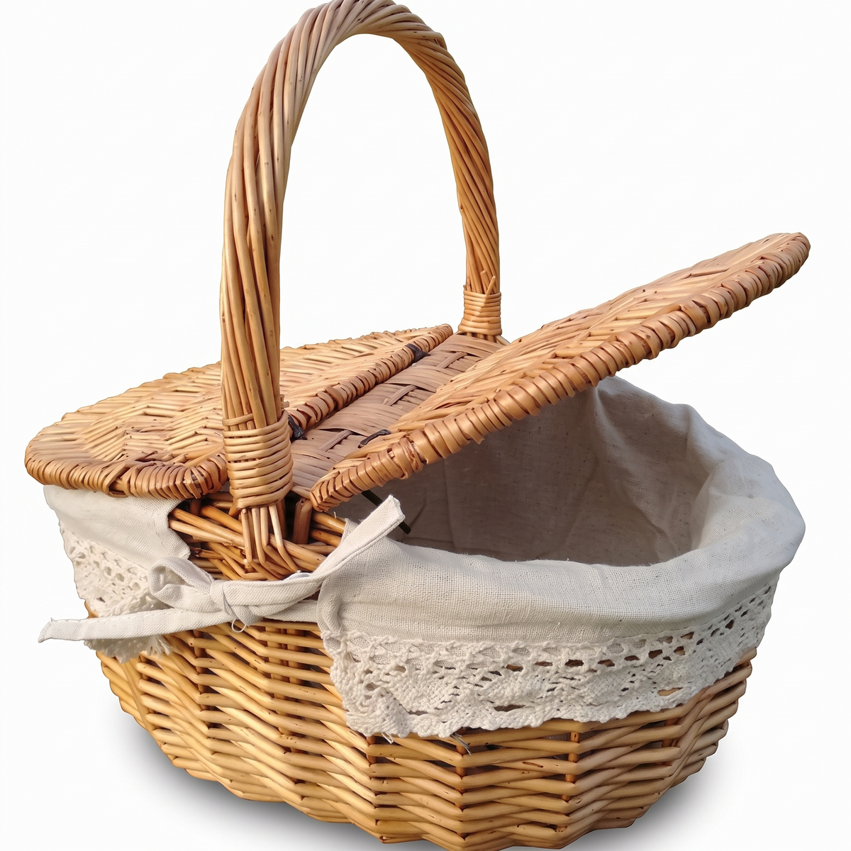 Panier en osier avec couvercle battant sur fond blanc
