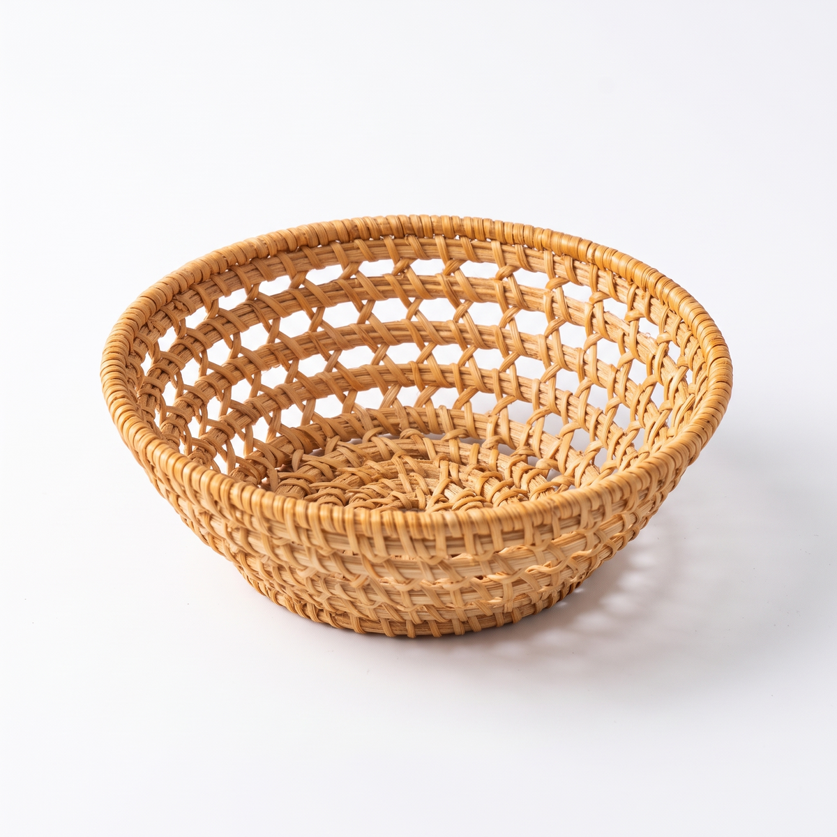 Petite corbeille à fruits en rotin et osier sur fond blanc