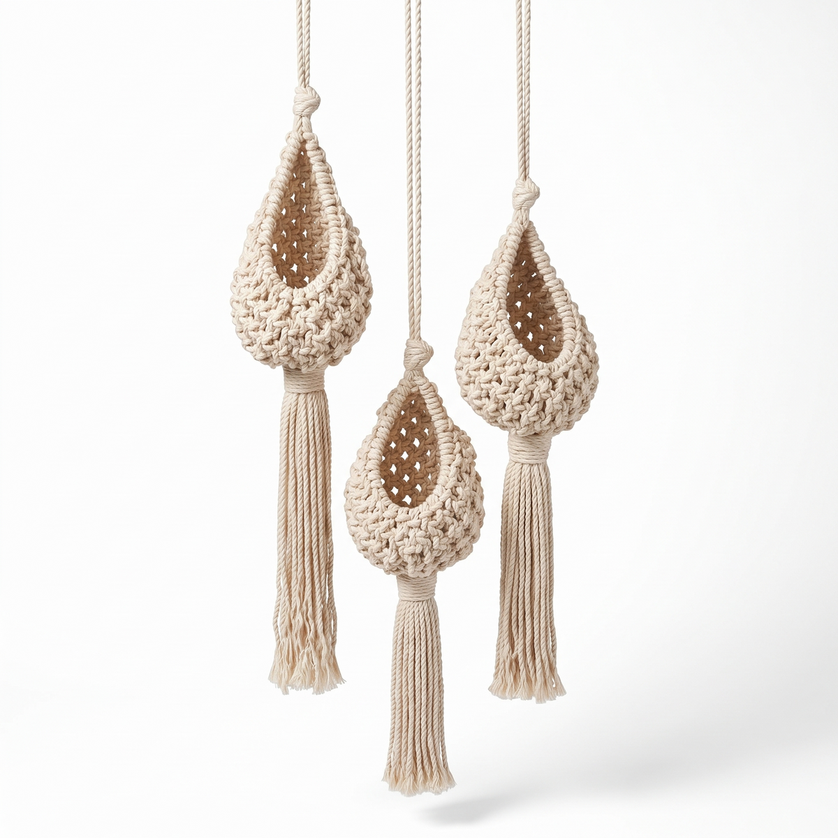 Panier suspendu en corde de coton pour plantes sur fond blanc