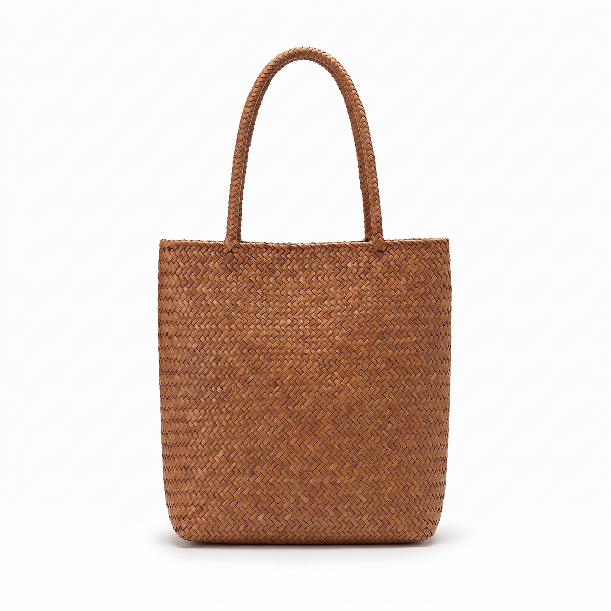 Panier à bandoulière en rotin sur fond blanc