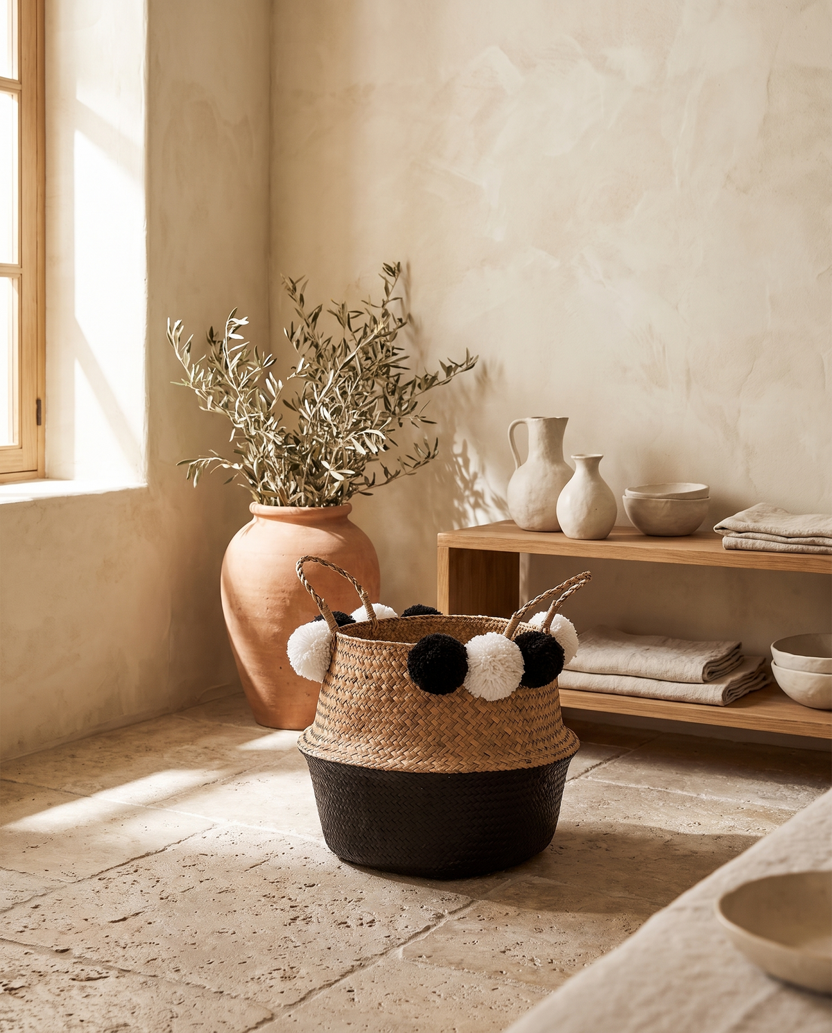 Panier en rotin noir en situation dans un intérieur