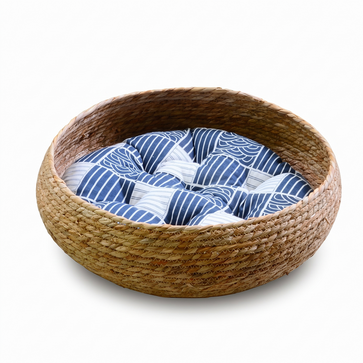 Panier long en fibre végétale sur fond blanc
