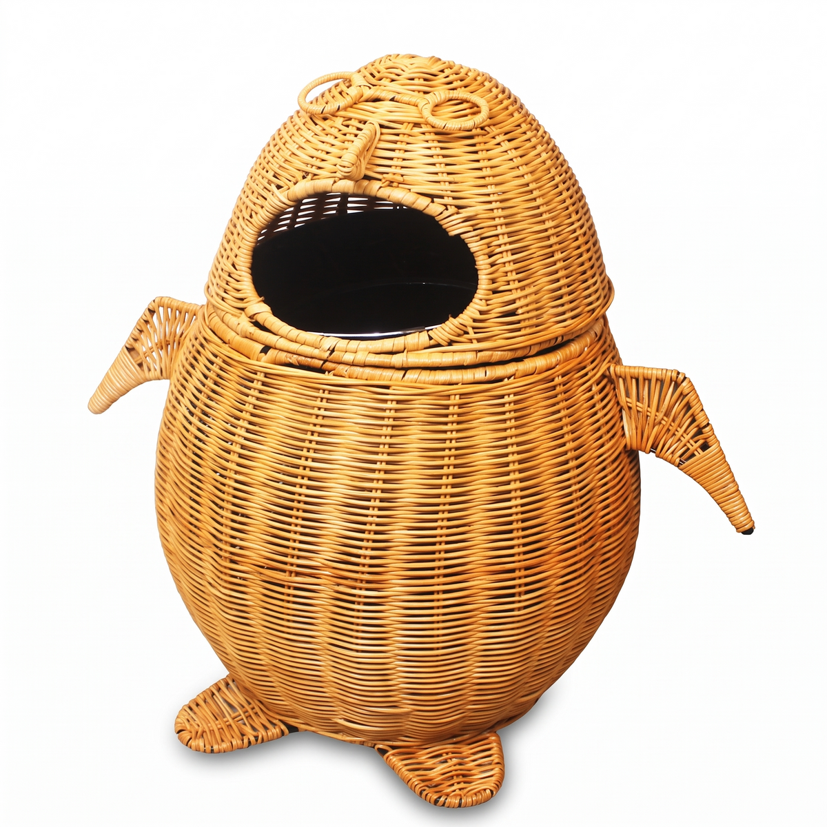 Corbeille à papier pingouin en rotin et bambou sur fond blanc