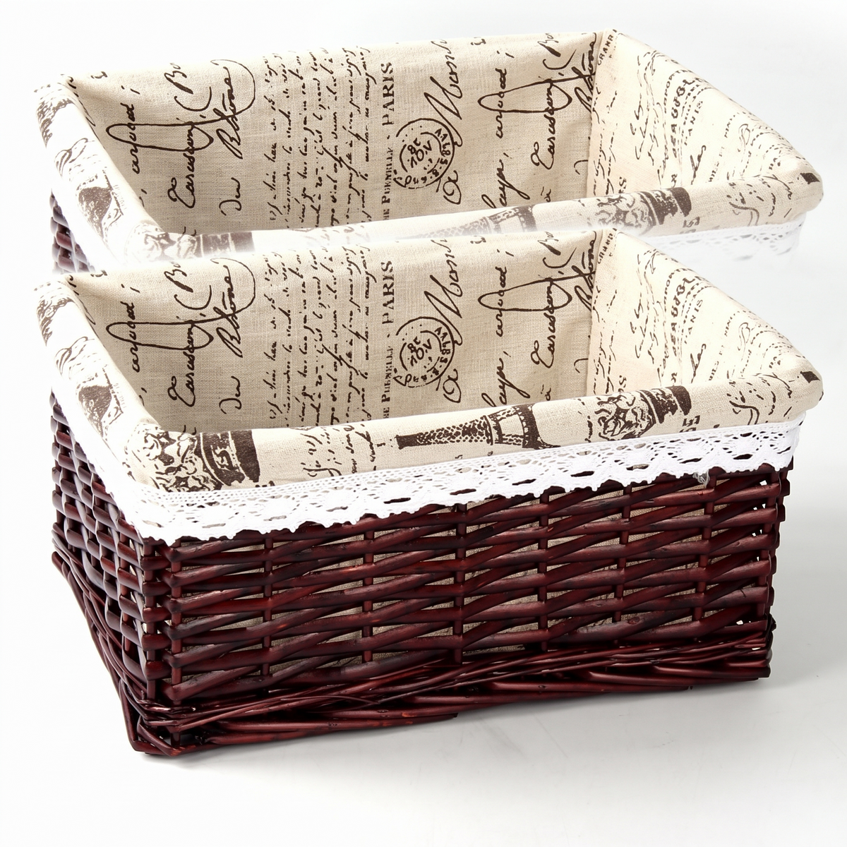 Panier rectangulaire en rotin sur fond blanc