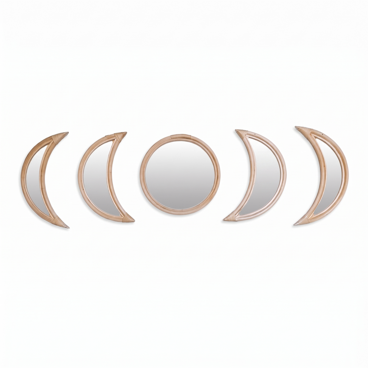 Lot de miroirs décoratifs en rotin sur fond blanc