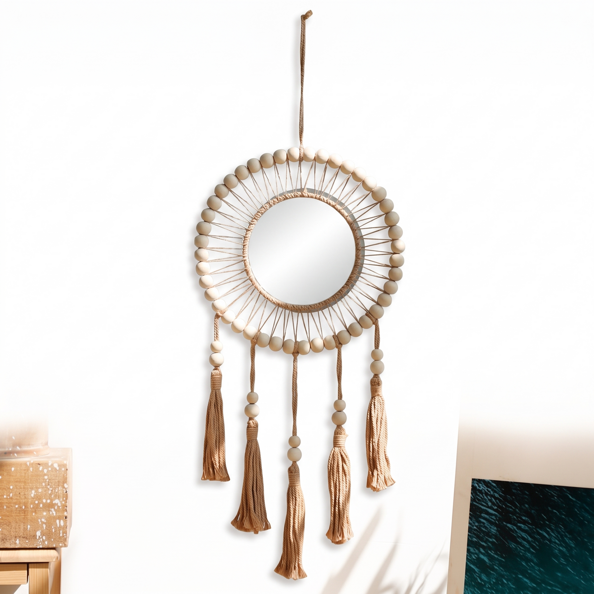 Miroir attrape-rêves en macramé et perles de bois sur fond blanc