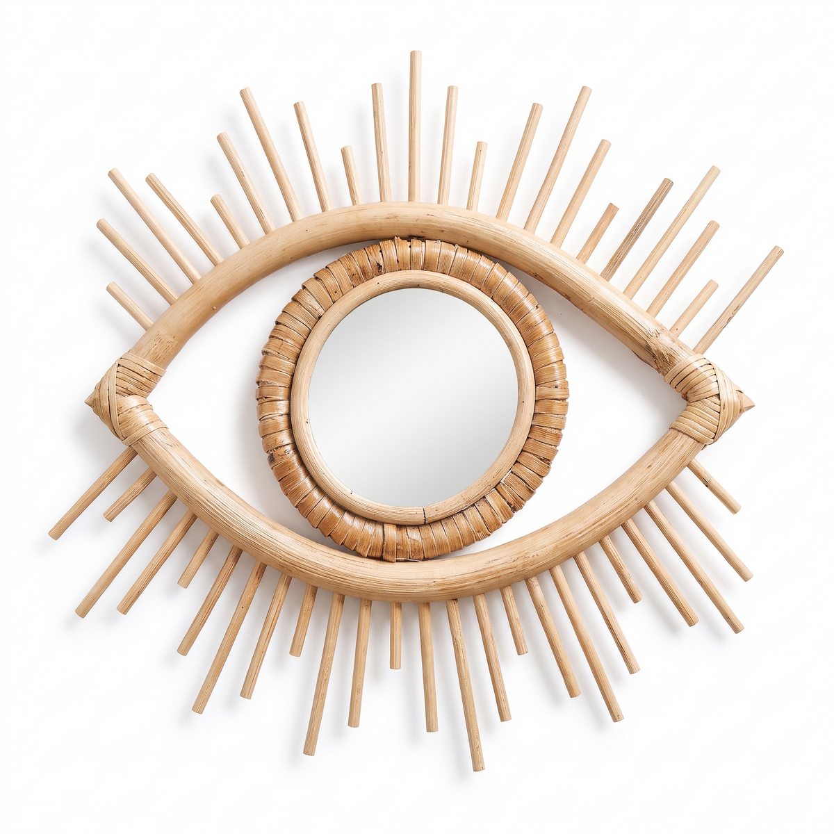 Miroir de maquillage décoratif en rotin sur fond blanc