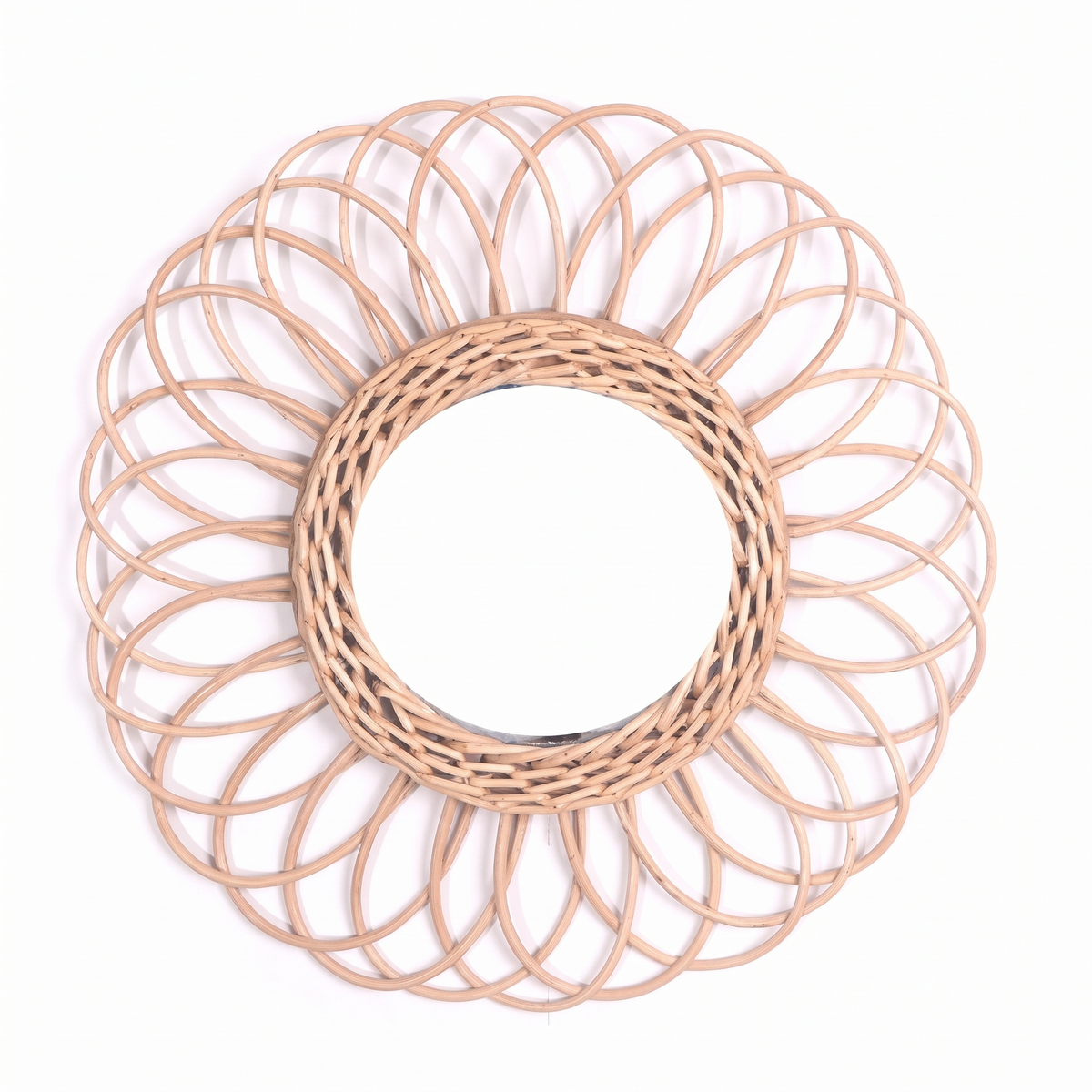 Miroir fleur spirale en rotin sur fond blanc