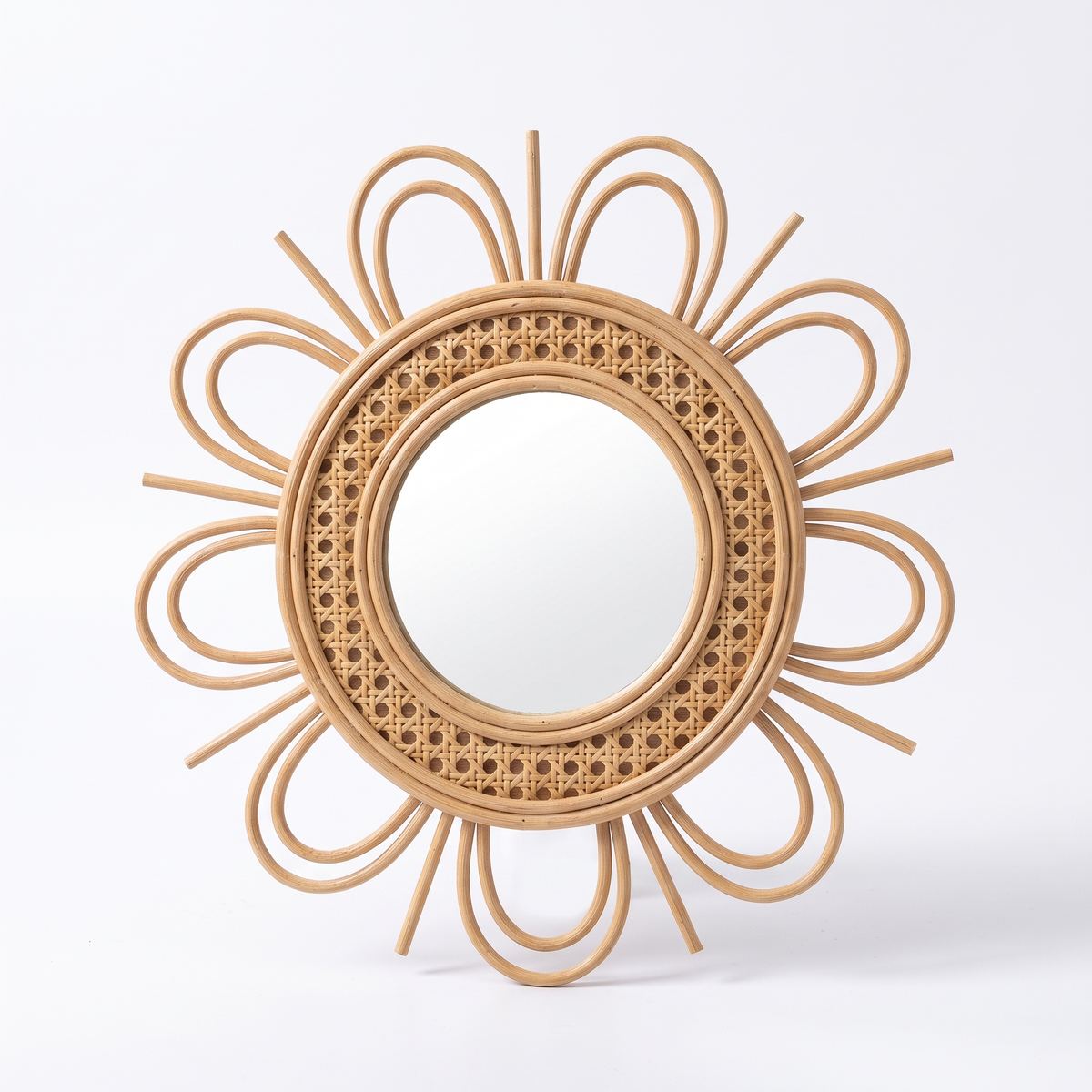 Petit miroir fleur en rotin sur fond blanc