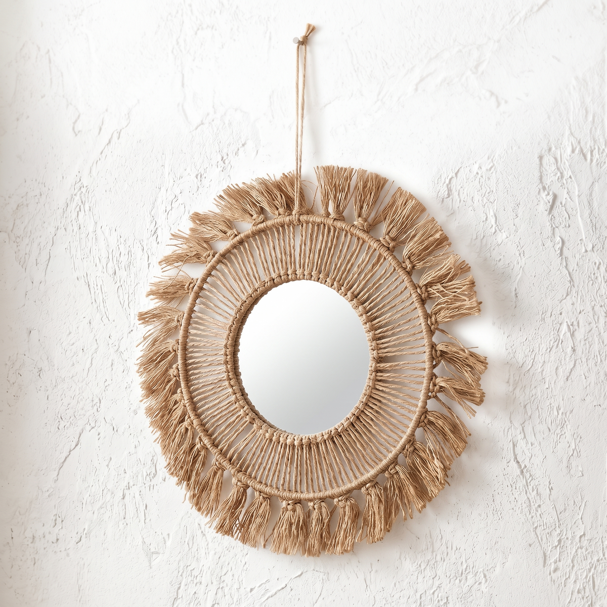 Miroir rond en macramé à franges sur fond blanc