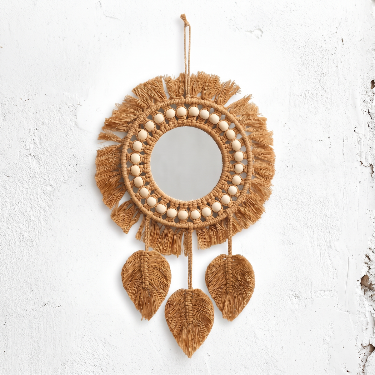 Miroir attrape-rêves en macramé sur fond blanc