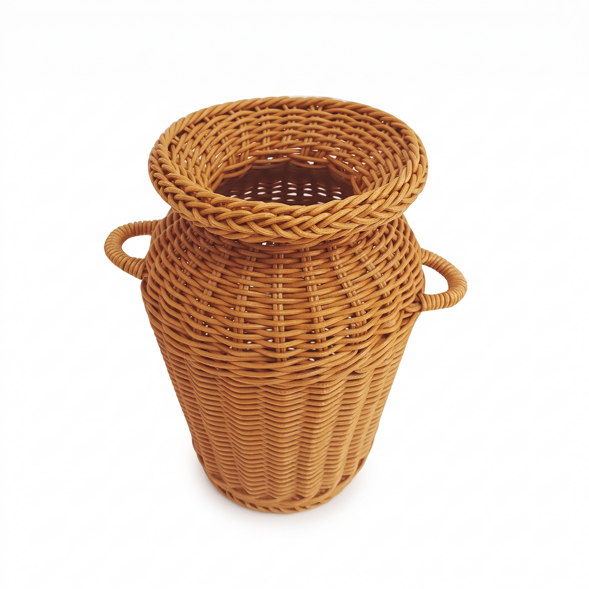 Vase décoratif en rotin tressé sur fond blanc