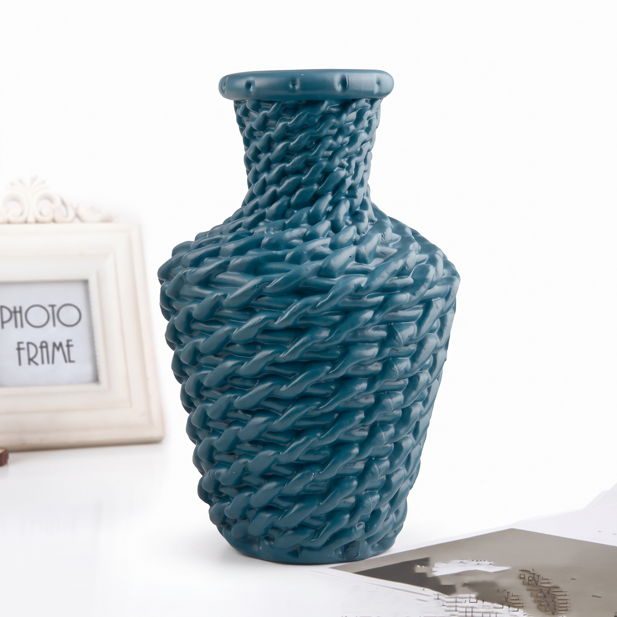 Petit vase en rotin sur fond blanc