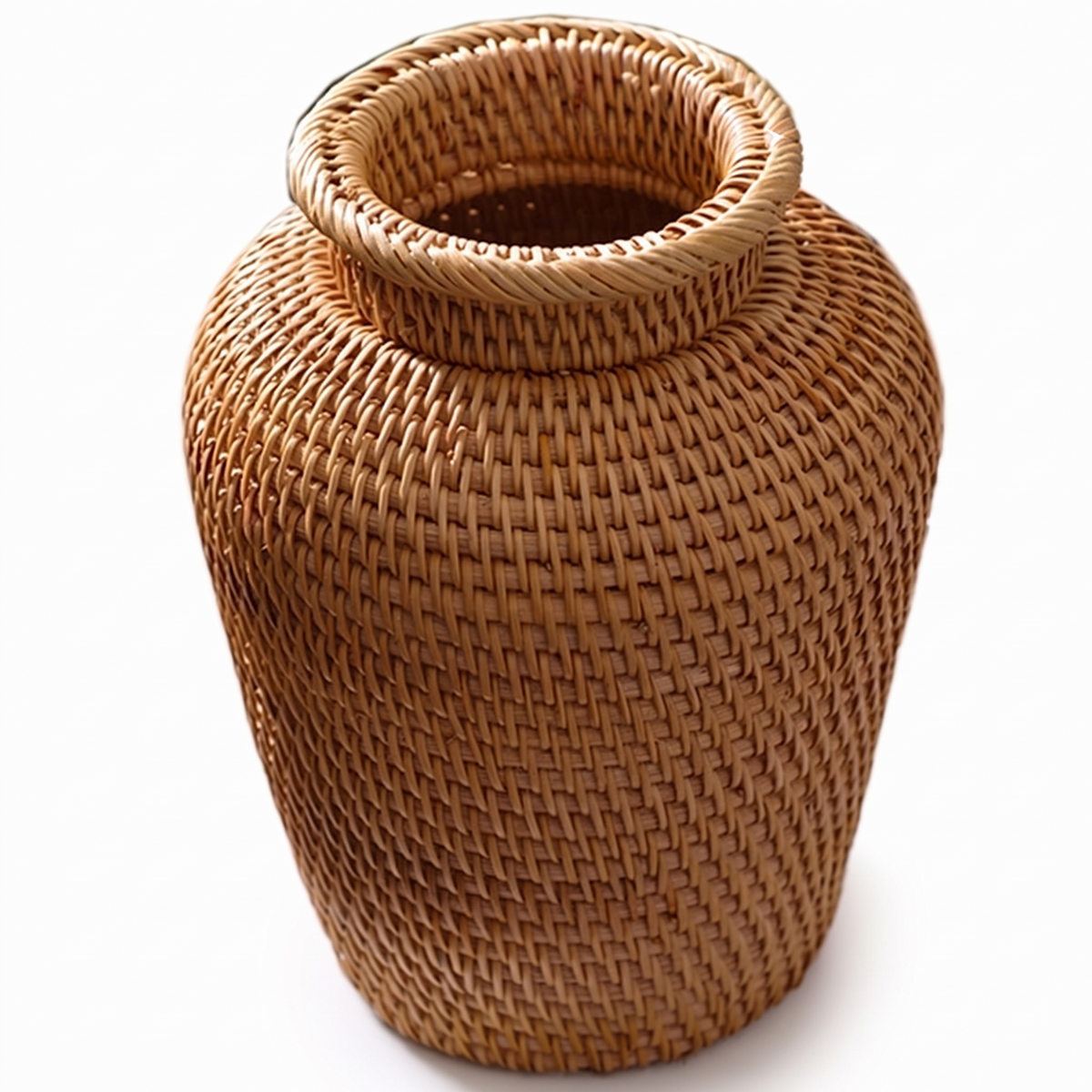 Petit vase en osier et rotin sur fond blanc