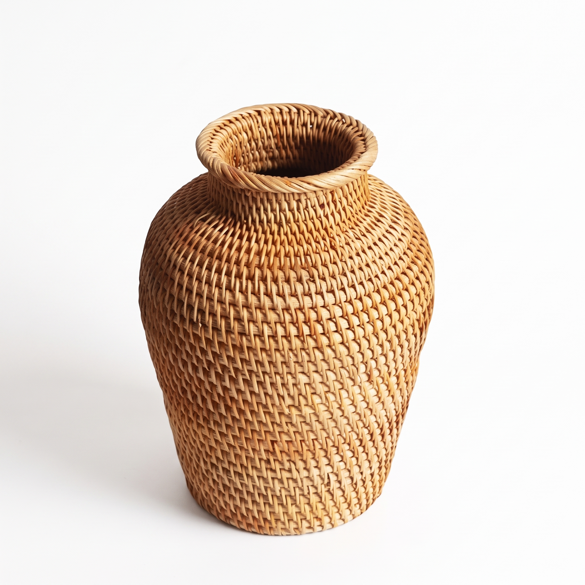Vase en rotin classique sur fond blanc