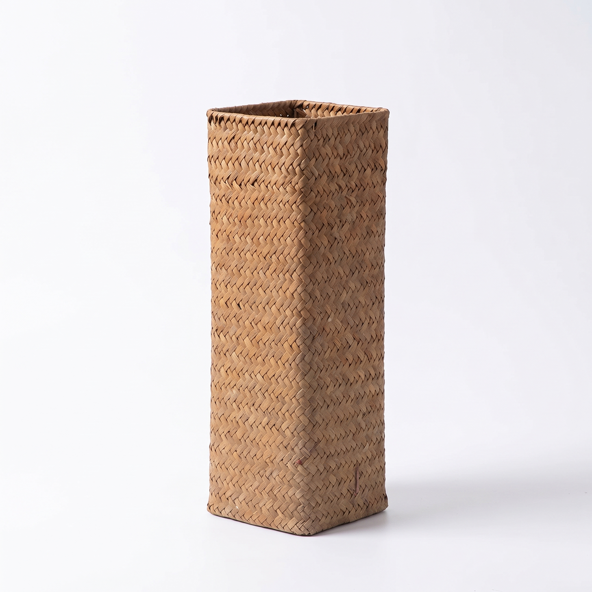 Vase rectangulaire en bambou tressé sur fond blanc