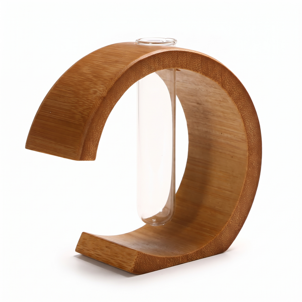 Vase en bambou en forme de C sur fond blanc