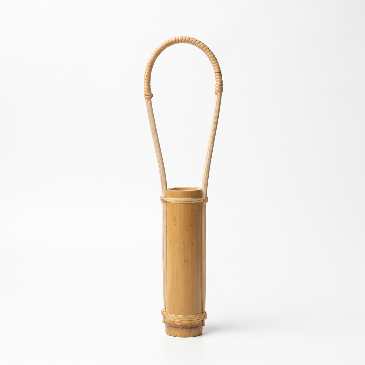 Vase fin en bambou sur fond blanc