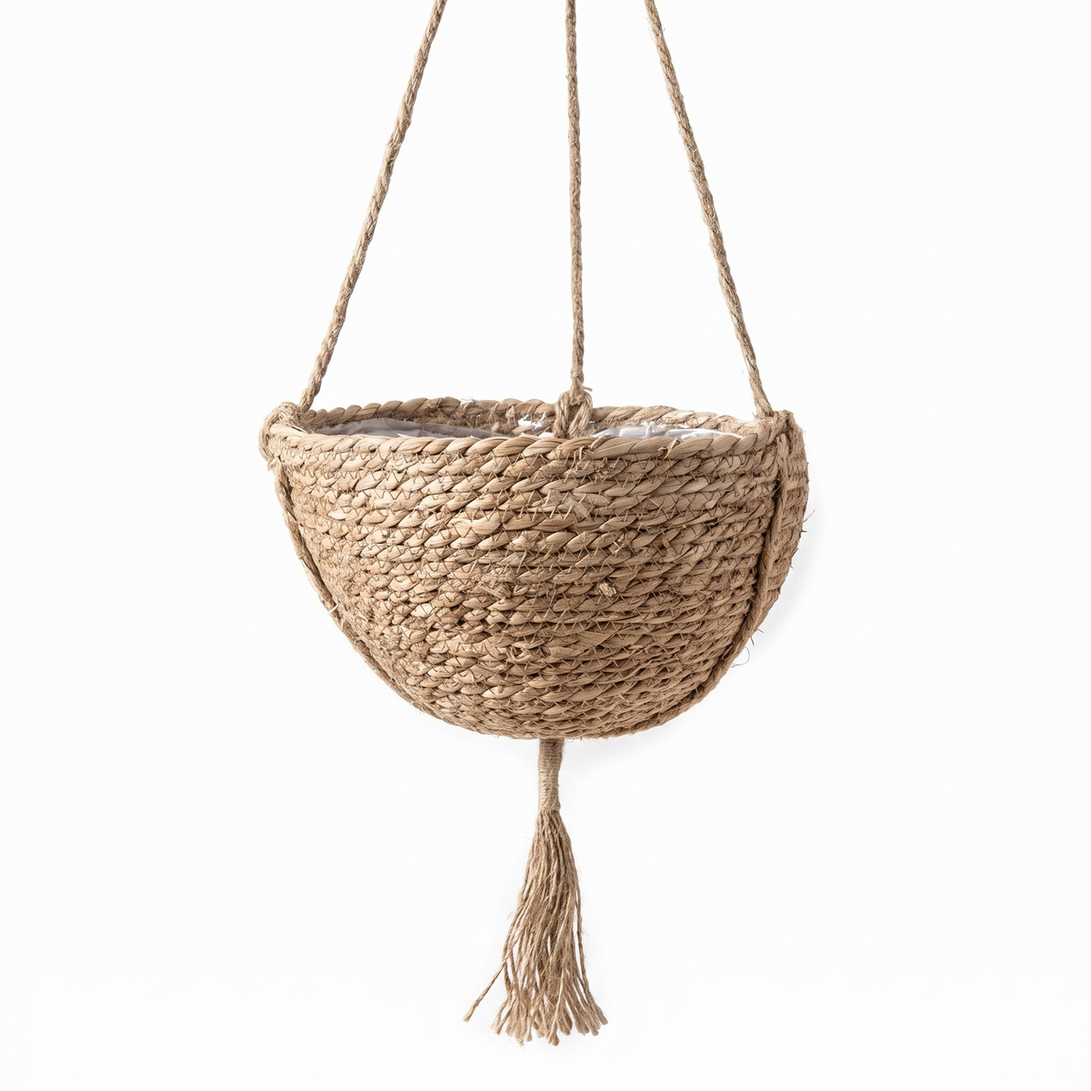 Pot suspendu en rotin sur fond blanc