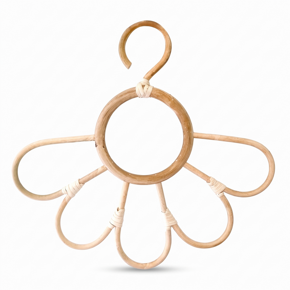 Cintre décoratif tournesol en rotin pour enfant sur fond blanc