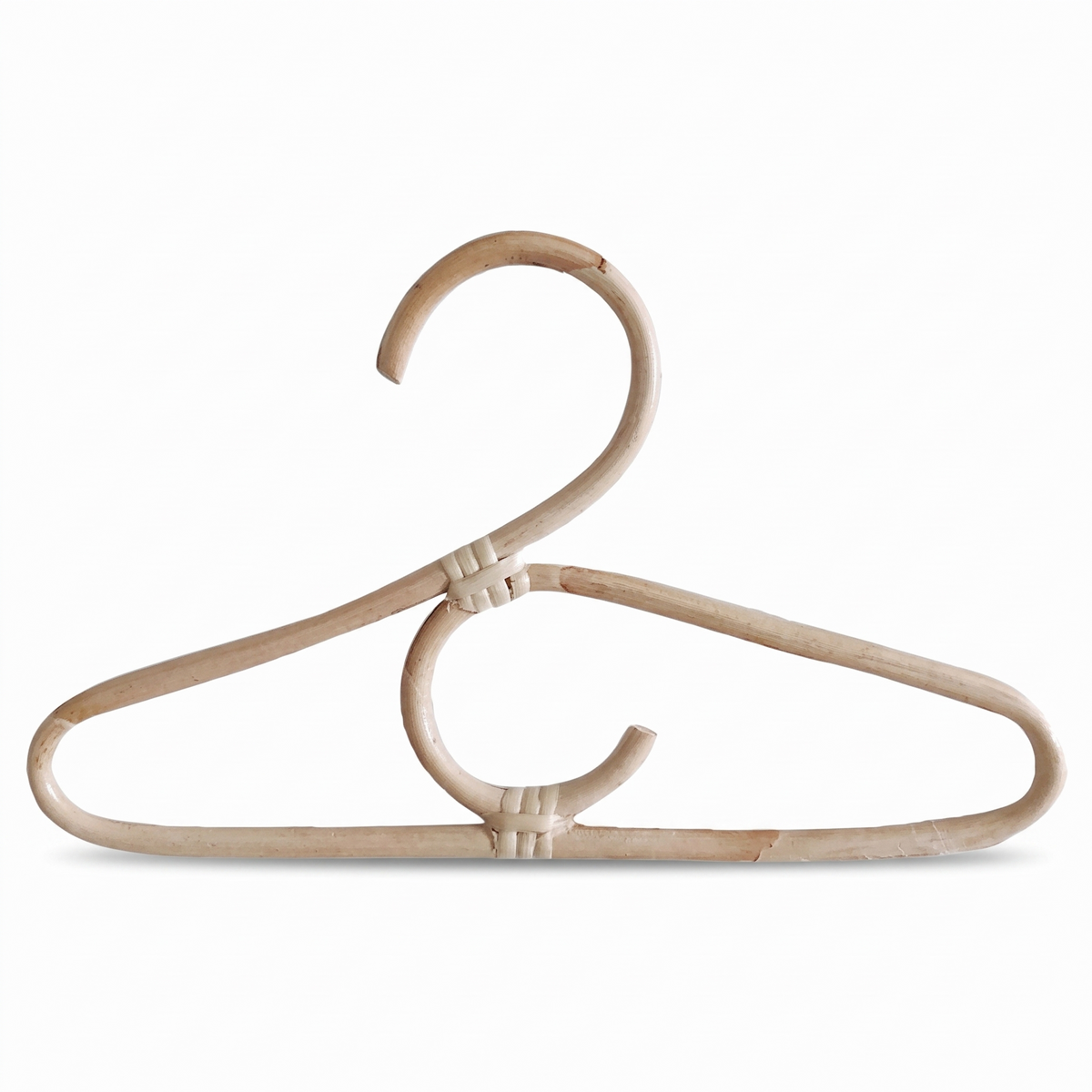 Lot de 3 cintres en rotin pour enfant sur fond blanc