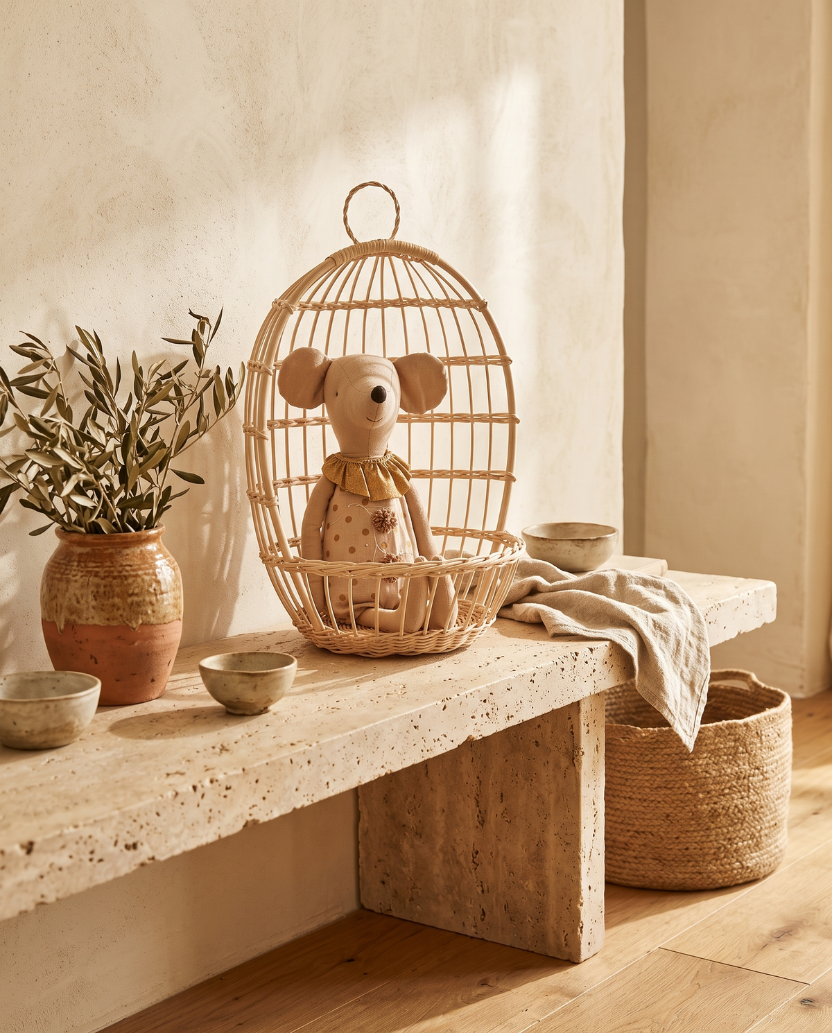 Panier suspendu pour jouets en rotin en situation dans un intérieur