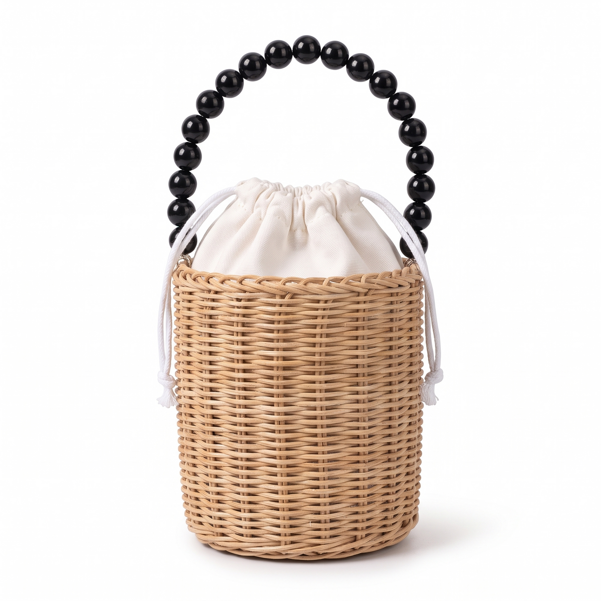 Petit panier en rotin à anse en perles sur fond blanc