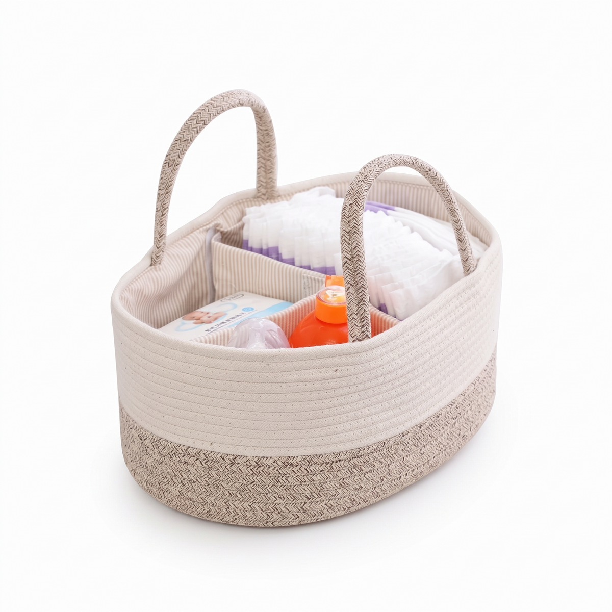 Panier à langer portable en coton tressé sur fond blanc