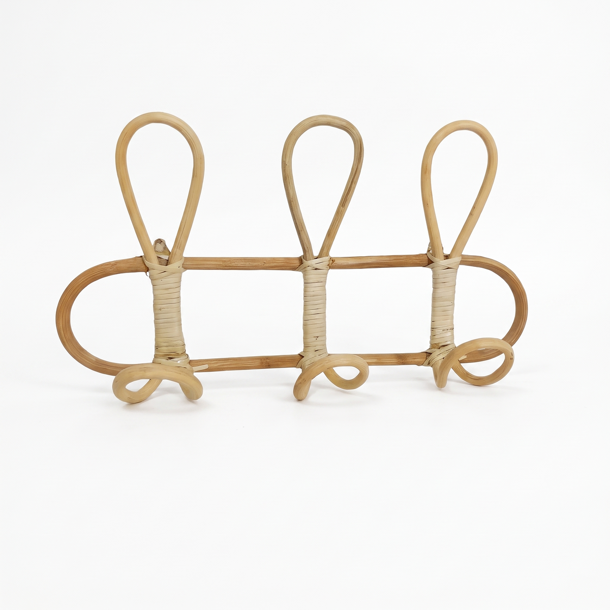 Porte-manteau en rotin sur fond blanc