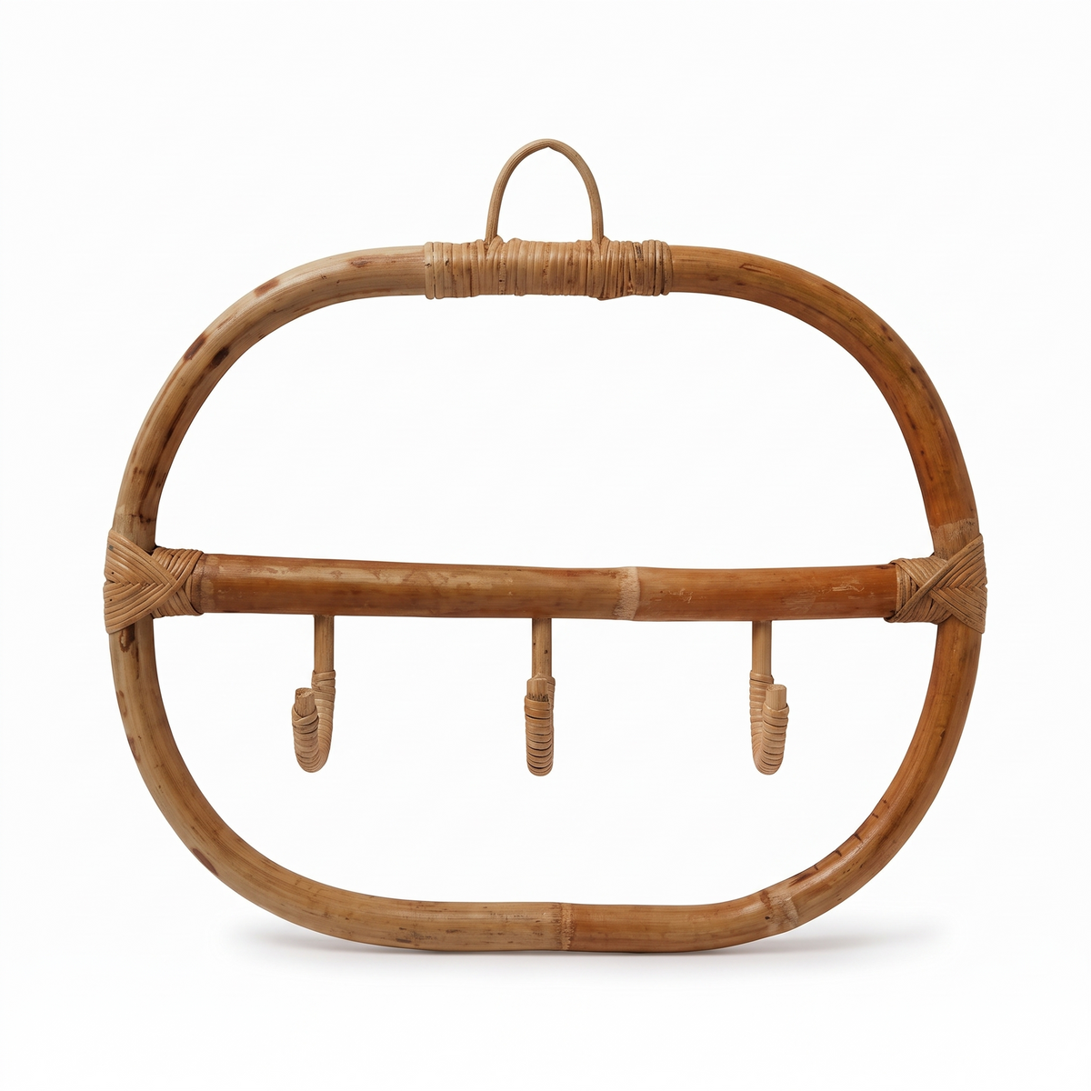 Porte-manteau mural en rotin sur fond blanc