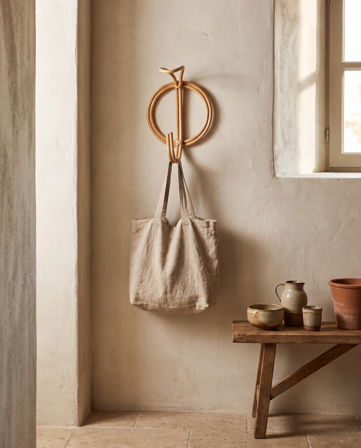 Patère ronde en rotin naturel en situation dans un intérieur