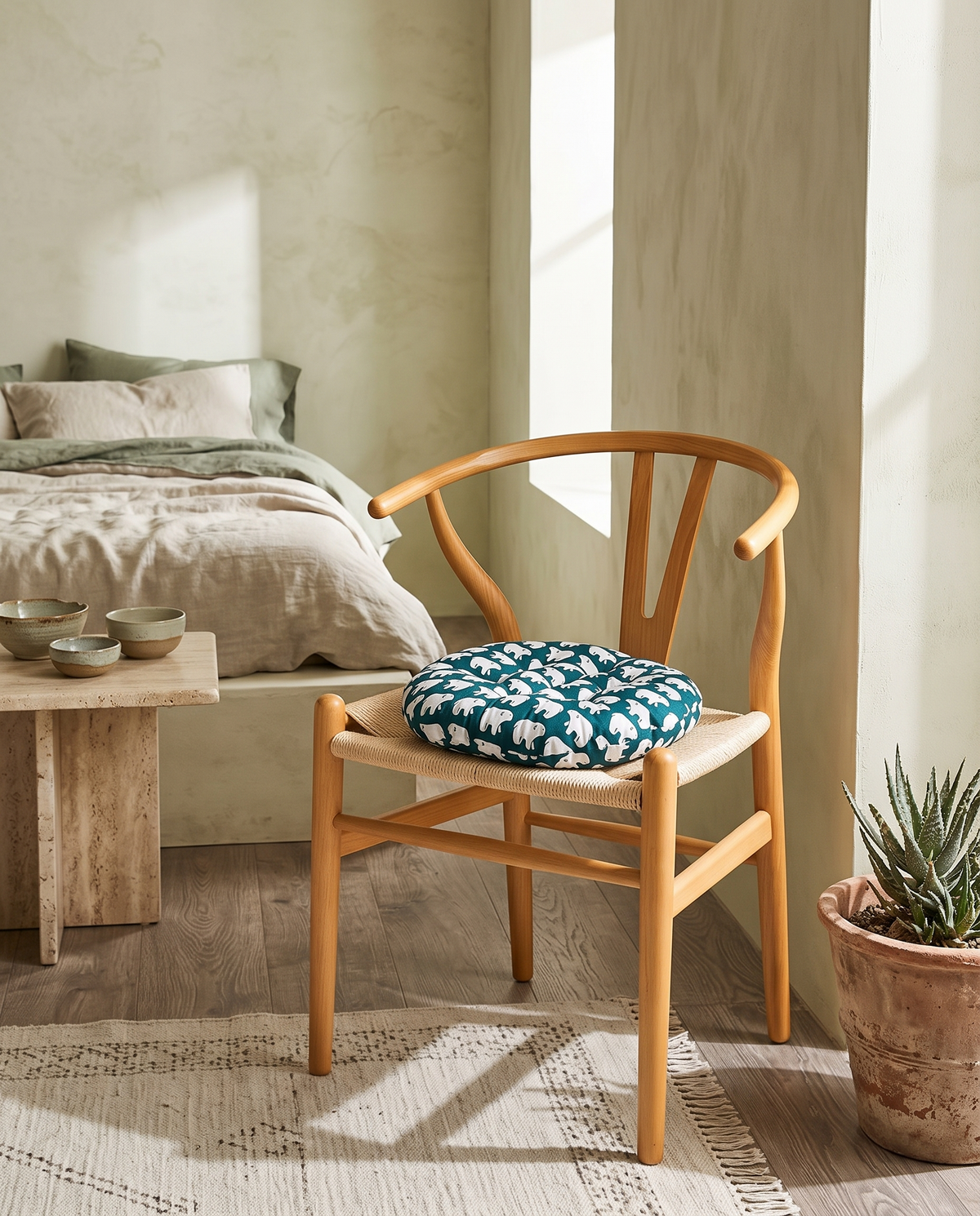 Coussin de chaise rond motif ours polaires en situation dans un intérieur