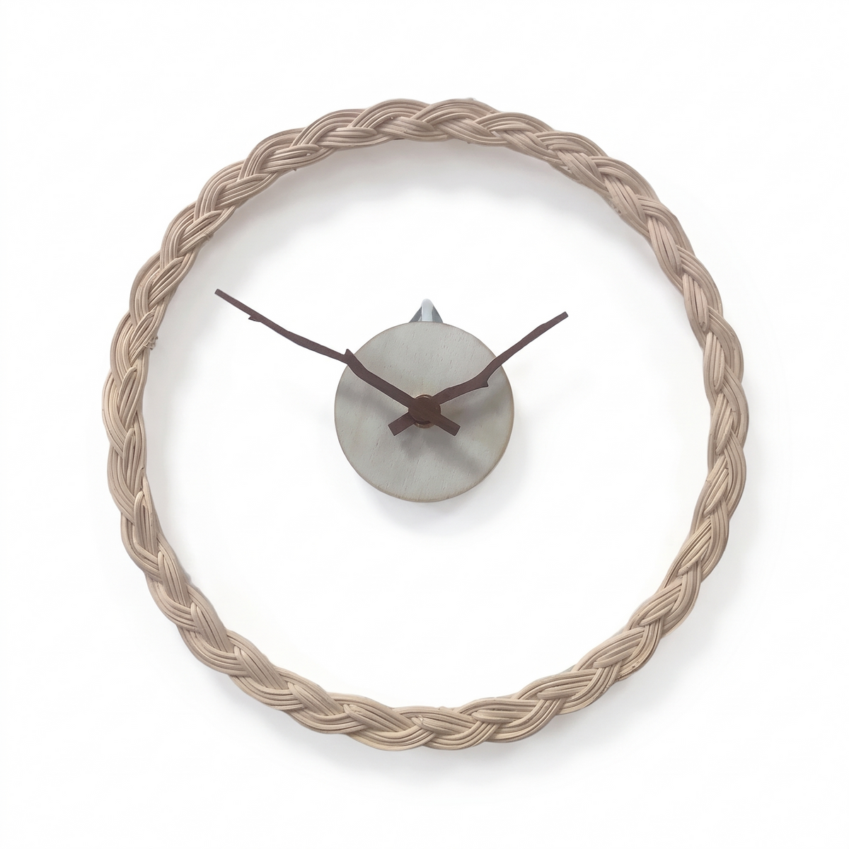 Horloge murale en rotin sur fond blanc