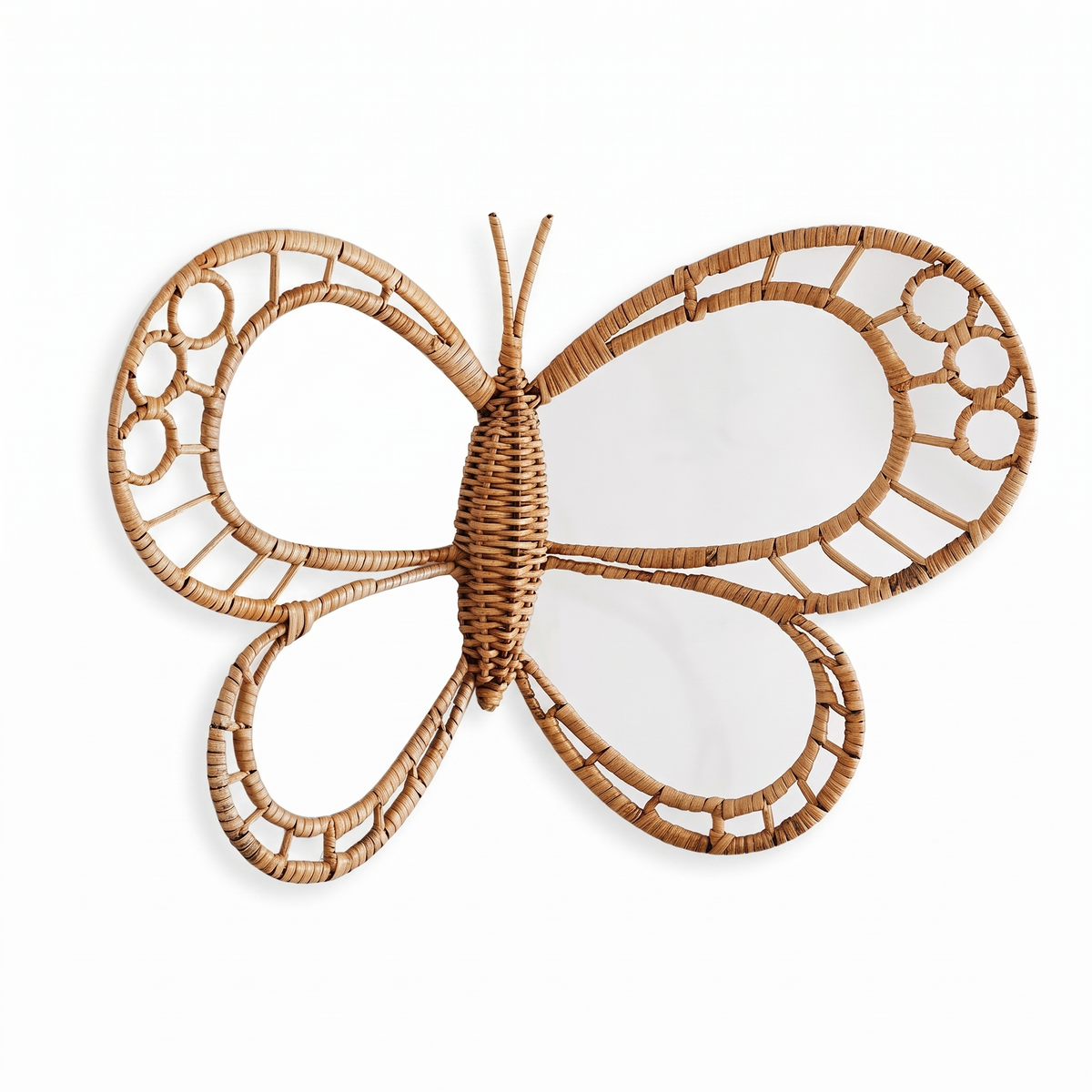 Papillon mural en rotin sur fond blanc