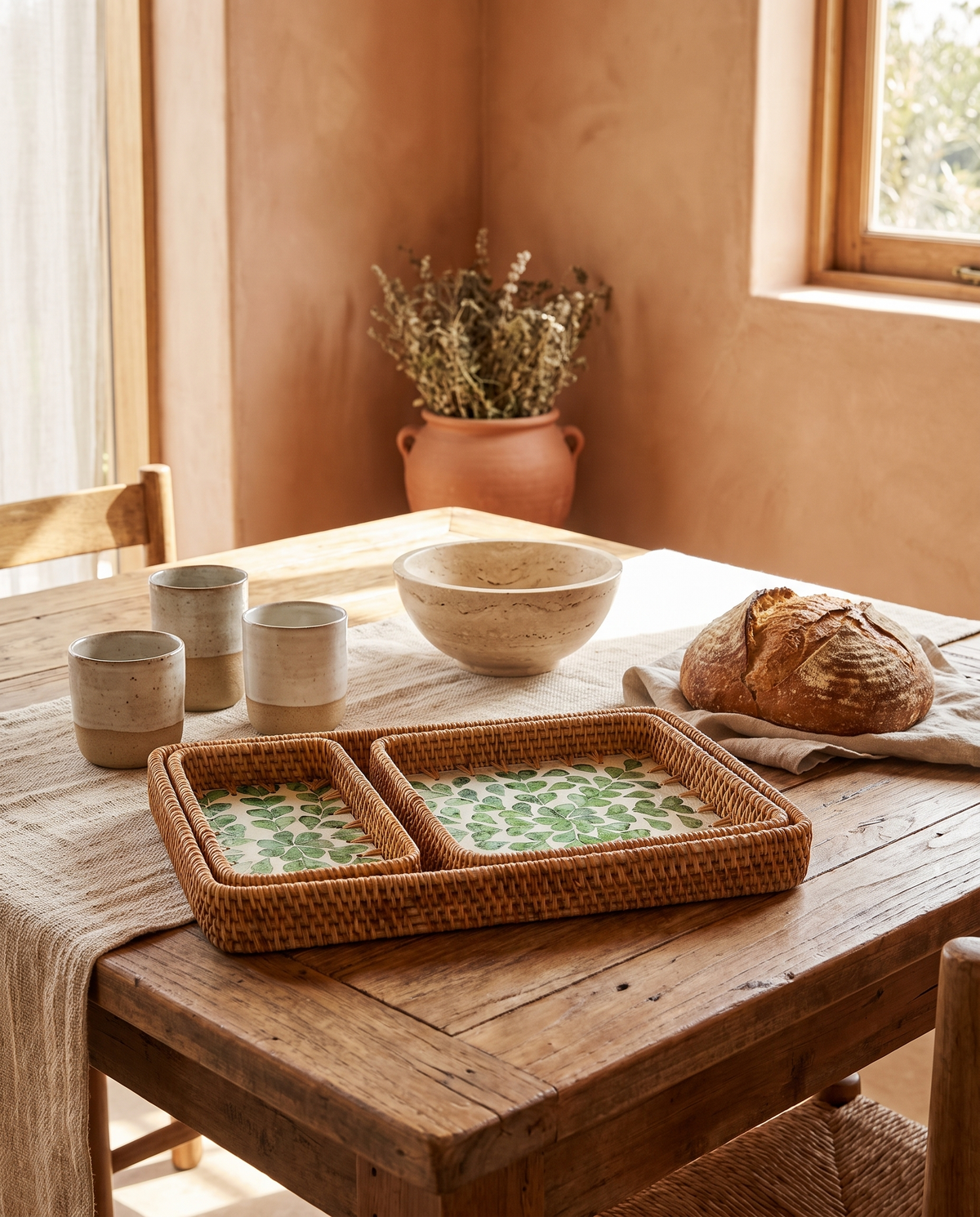 Lot de 3 plateaux en rotin à motif feuilles en situation dans un intérieur