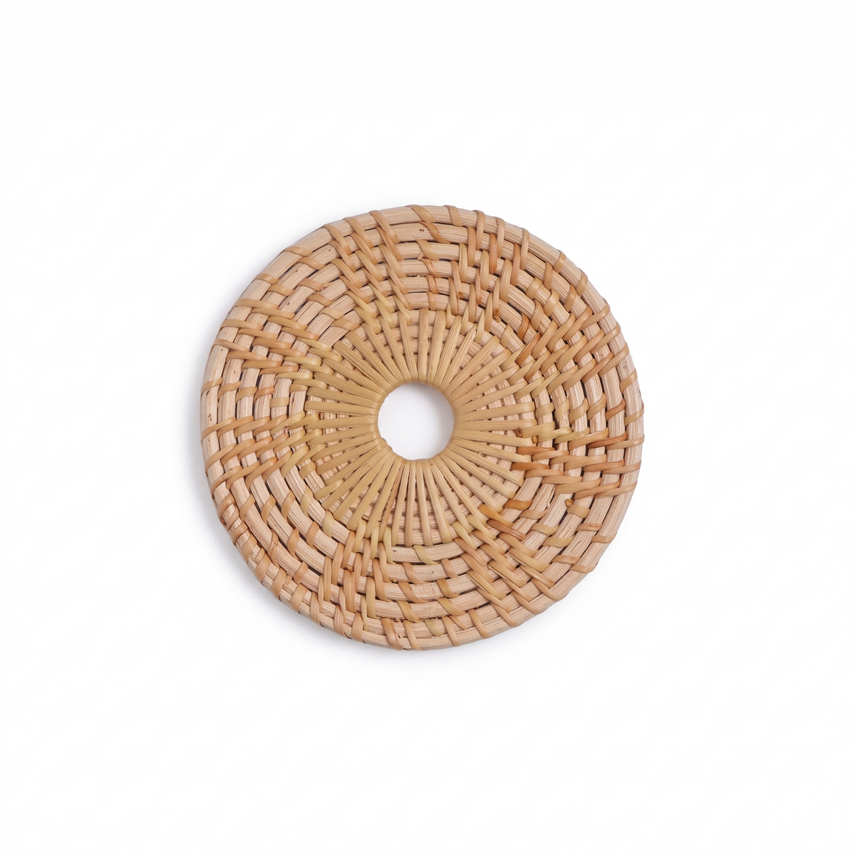 Petit napperon rond en rotin sur fond blanc