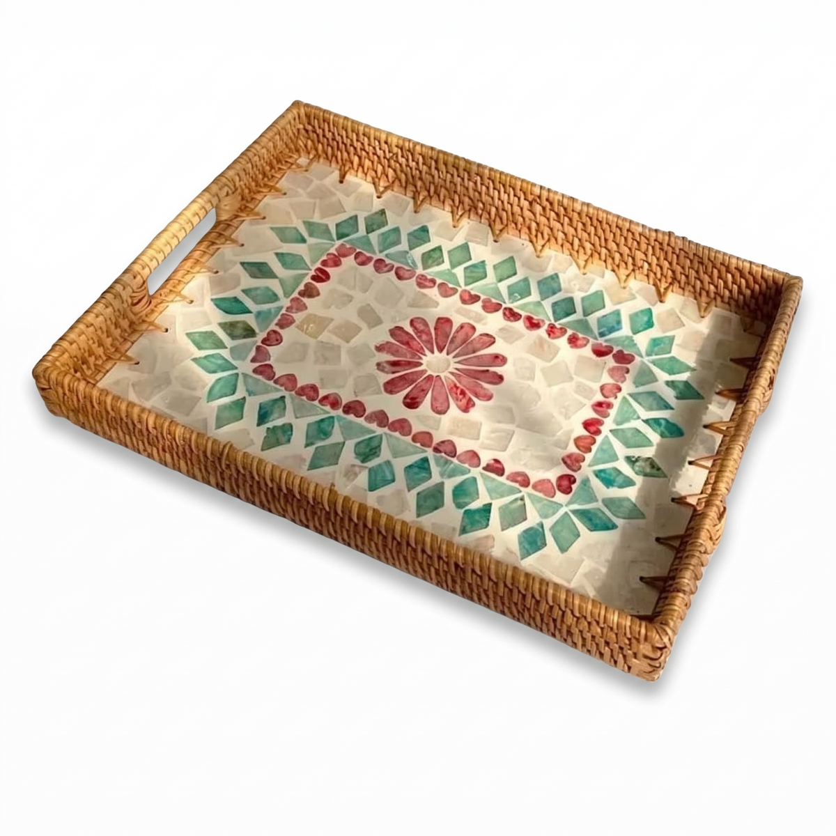 Plateau rectangulaire en rotin sur fond blanc