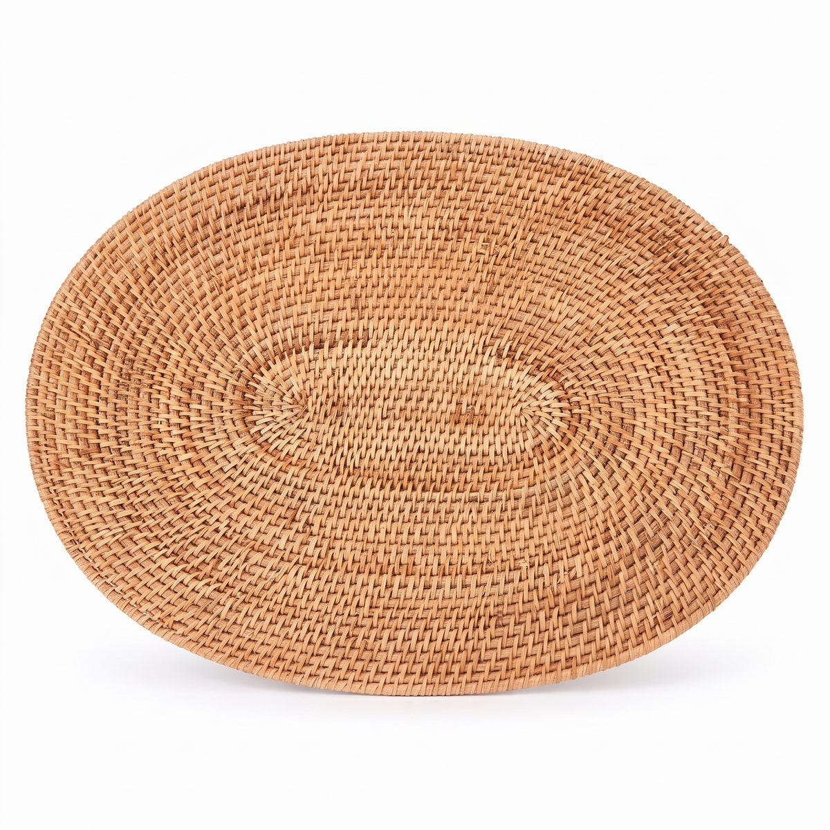 Set de table ovale en rotin naturel sur fond blanc