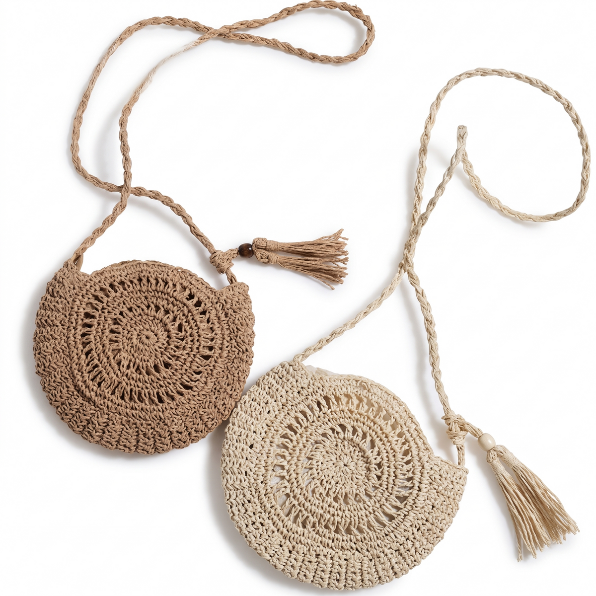 Sac rond souple en paille sur fond blanc