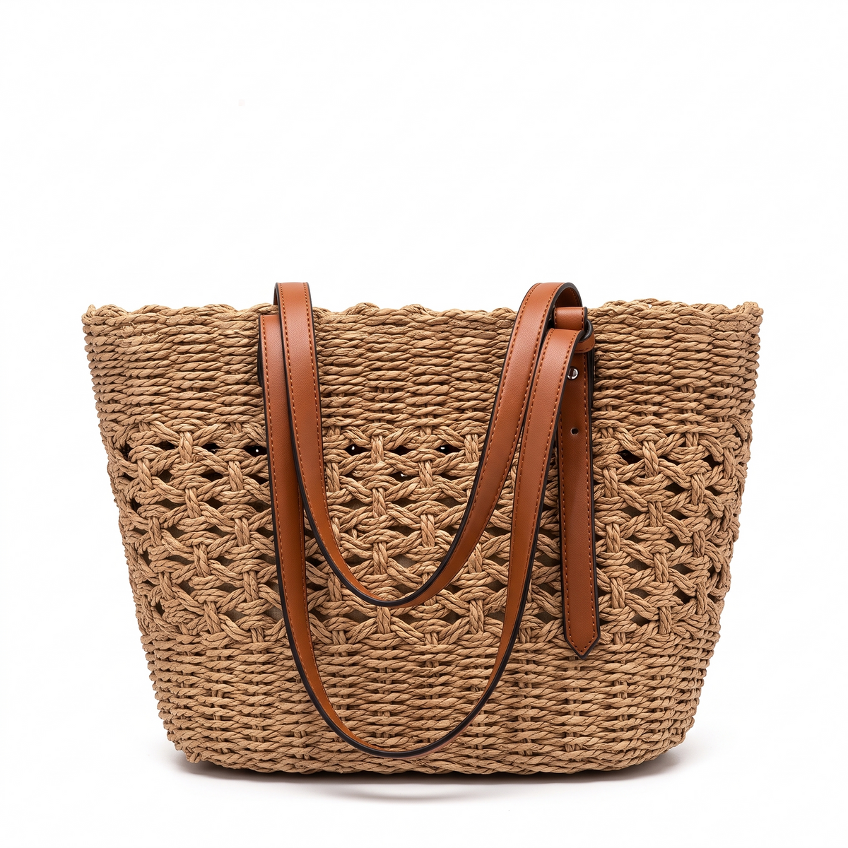 Sac à main en paille tressée sur fond blanc