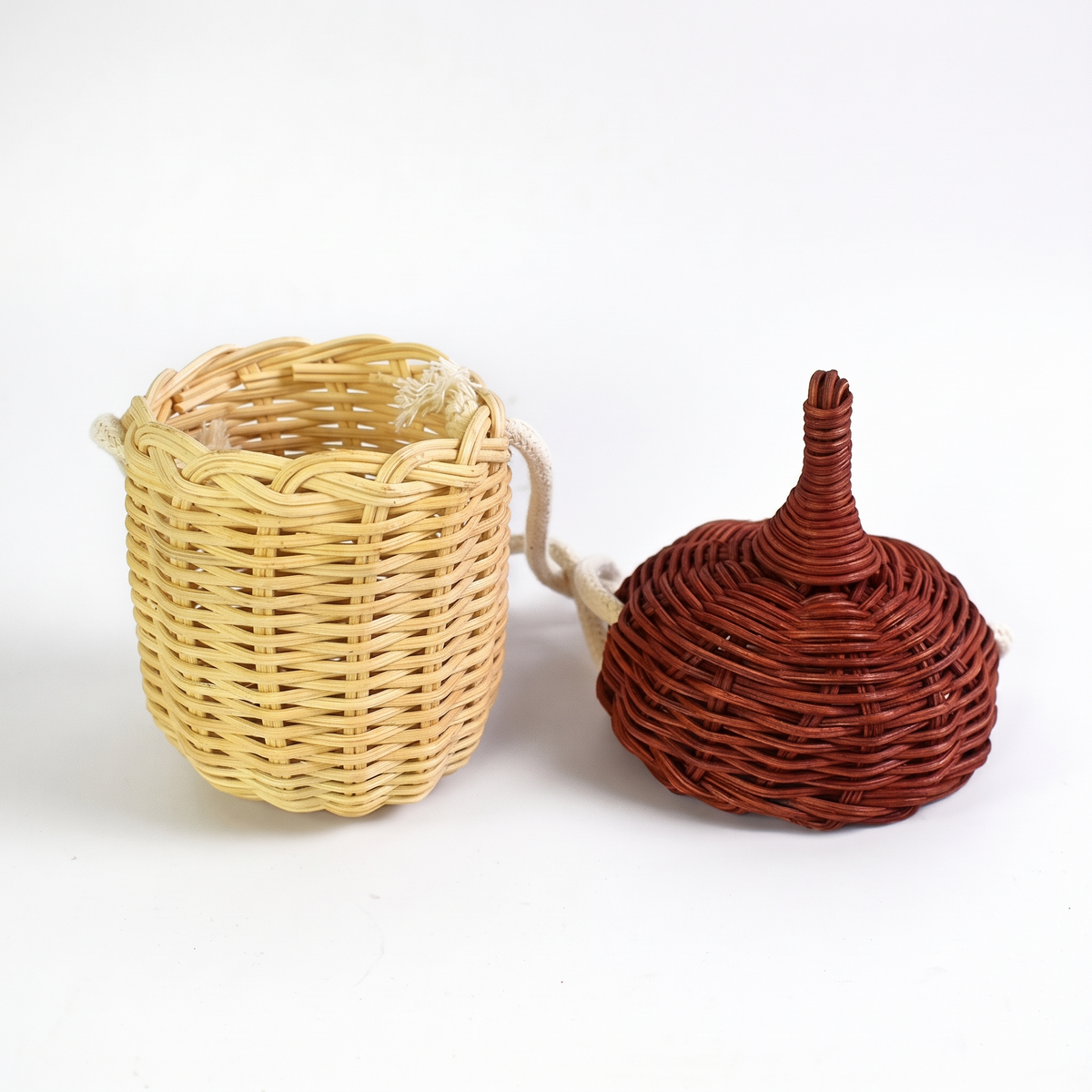 Petit sac bandoulière en rotin tressé sur fond blanc