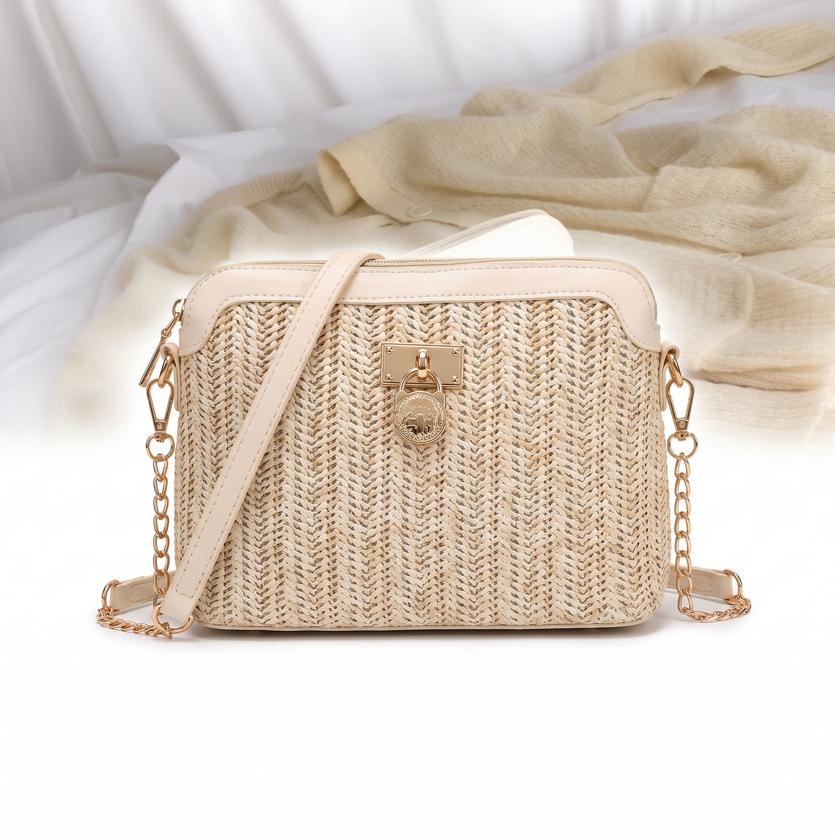 Sac en paille à chaîne sur fond blanc