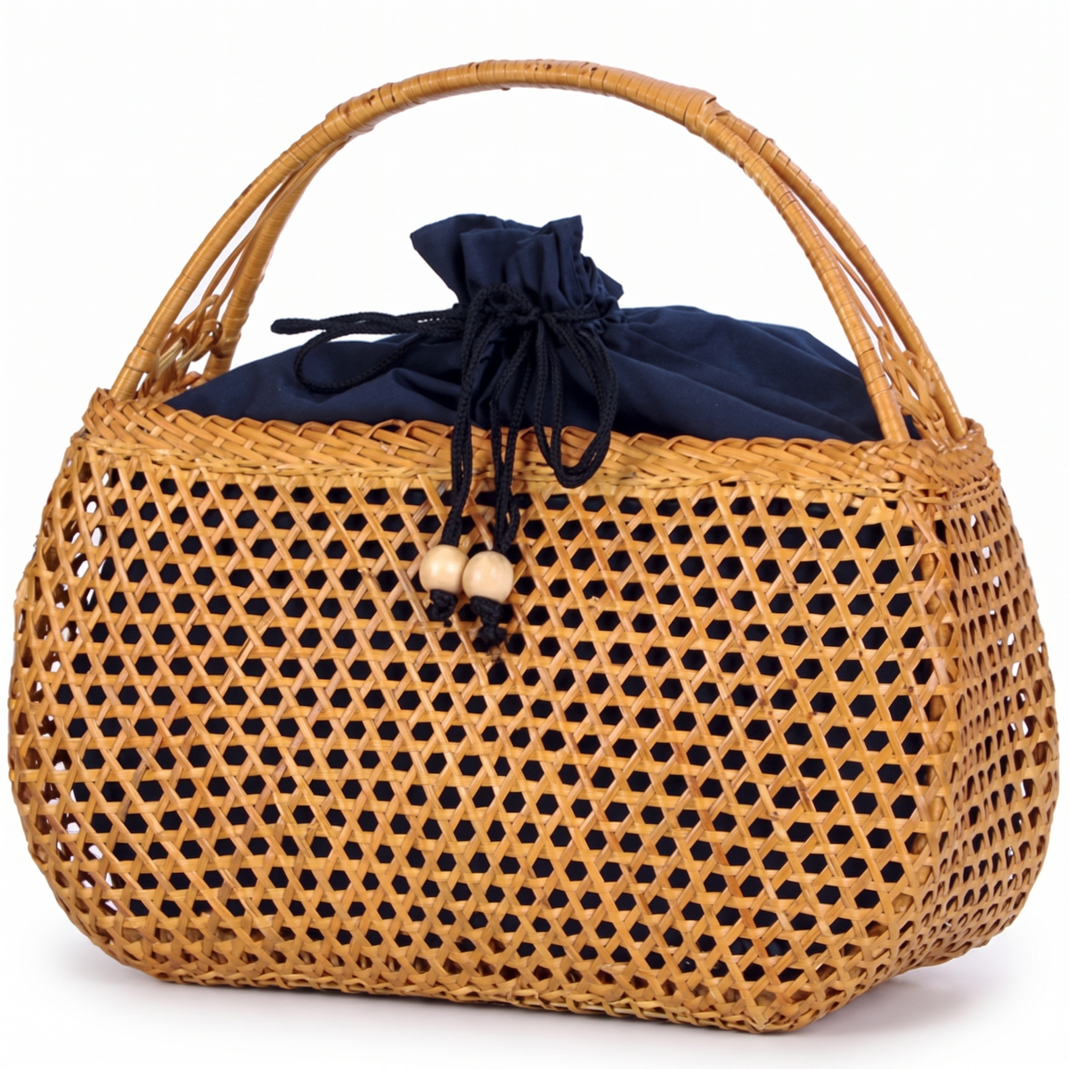 Sac à main en rotin sur fond blanc