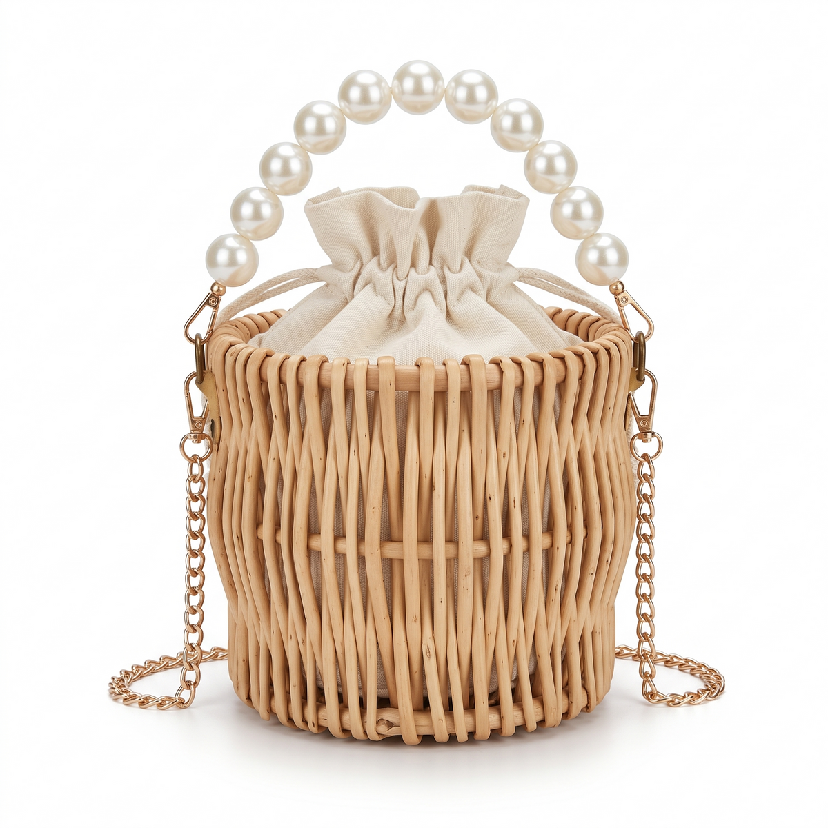 Sac panier en rotin tressé sur fond blanc